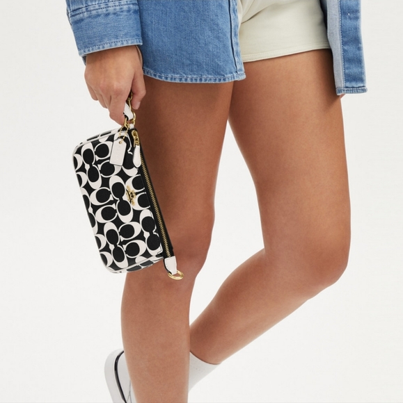 New! 🌜Nolitas 19 in Signature Canvas, CP250 - Picture 5 of 7